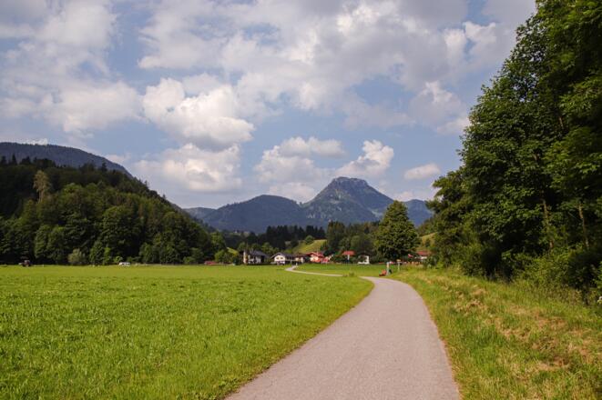 Wanderweg mit Blick auf den Brünnstein Richtung Agg
