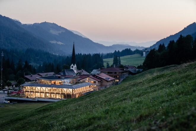 Außenansicht des HUBERTUS Mountain Refugio Allgäu
