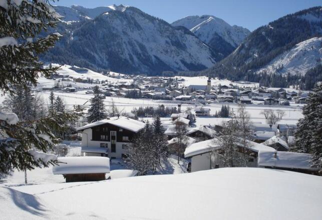Blick auf die Pension Austria mit Tannheim