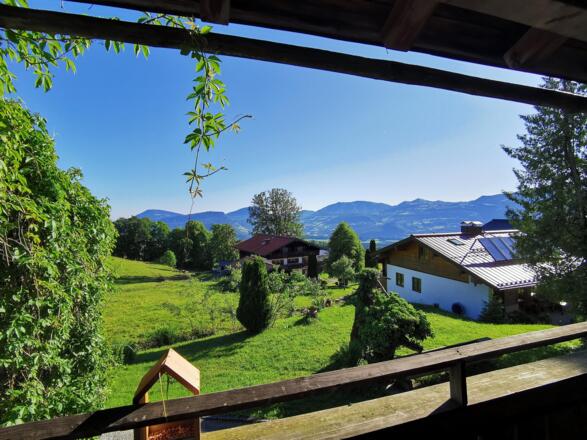 Panoramablick auf die umliegenden Berge
