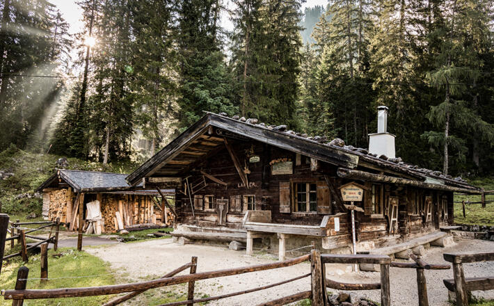 Die Brennhütte der Enzianbrennerei Grassl auf der Priesbergalm