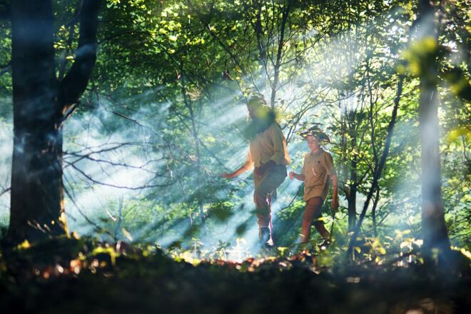 Auf_dem_Weg_durch_den_Wald_Glueckszauber-Pfad