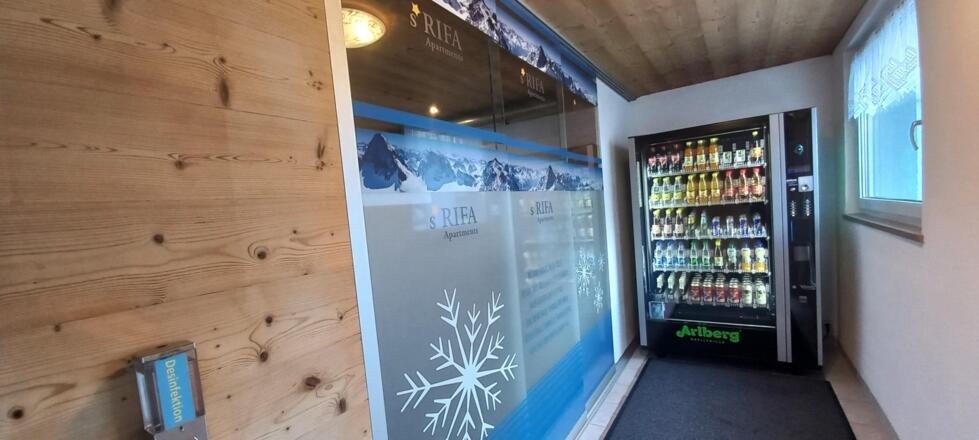 Eingang mit Getränkeautomat