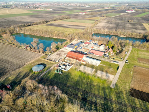 Luftaufnahme vom Hausler-Hof mit See