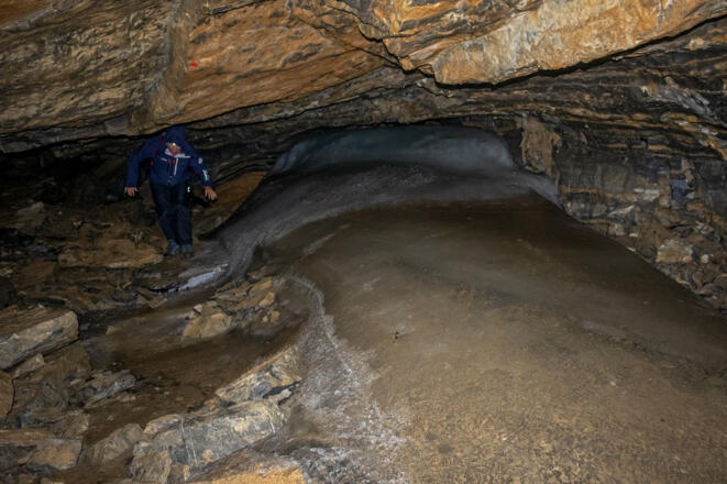 Eiswulst im rechte Ast der Obstanser Eishöhle.