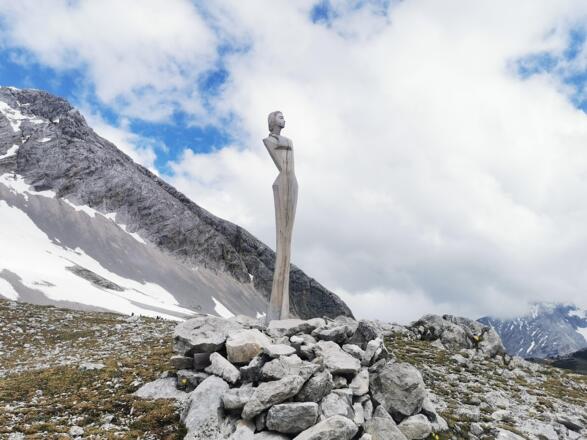 Die Holzstatue von Lukas Pittl