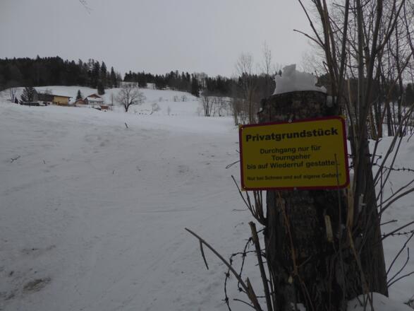 So geht`s auch, die disziplinierten Tourengeher:innen sind immer willkommen.