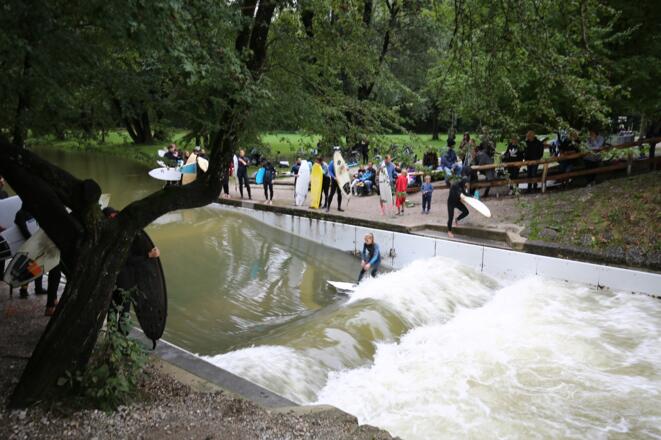 bekannte Welle am Eisbach am Englischen Garten