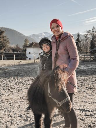 Pony mit Desirée und jungen Reiter