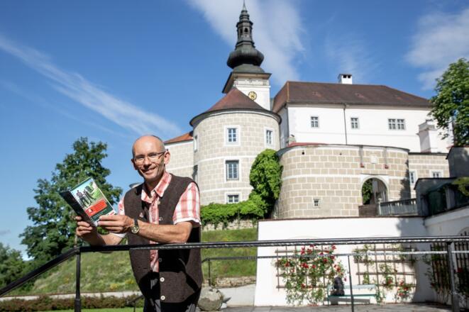 SchlossWeinbergWandererBuschwegFuehrer_JohannesKernmayer.JPG