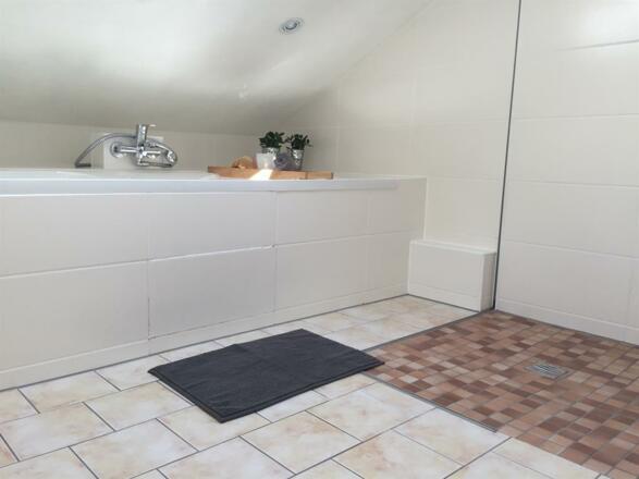 Bad mit Badewanne und Dusche