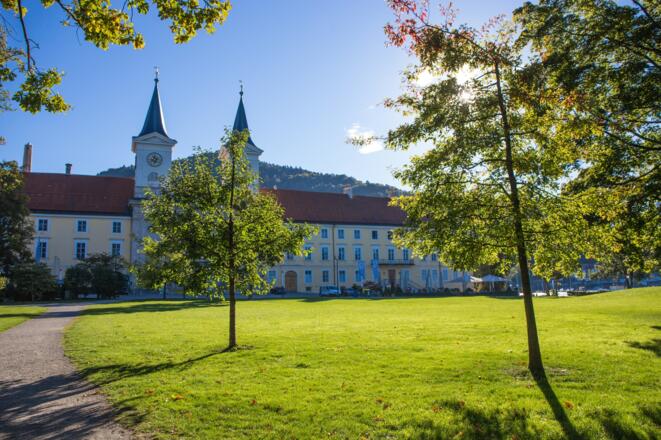 Schmetterlingsgarten vor der Katholische Pfarrkirche St. Quirinus
