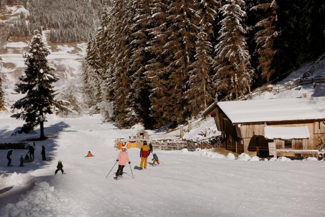Familie_Skifahren_Piste