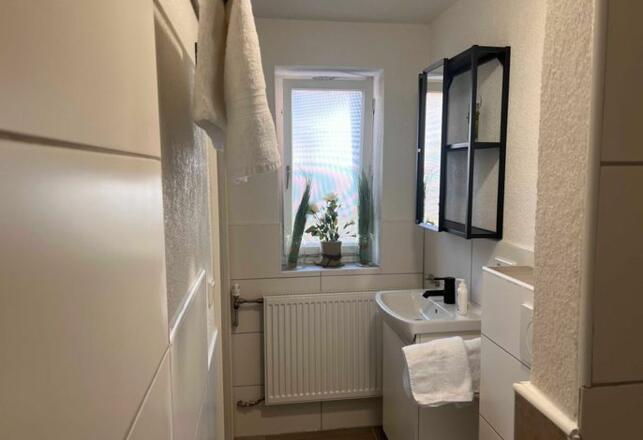 Badezimmer - Enzian mit Dusche und WC
