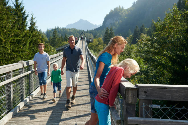 Walderlebniszentrum_Baumkronenweg_Wanderer.jpg