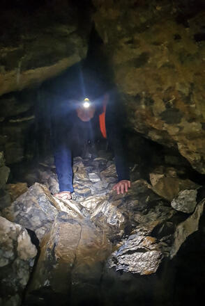 Eine Engstelle im rechten Ast der Höhle kann nur kriechend überwunden werden.