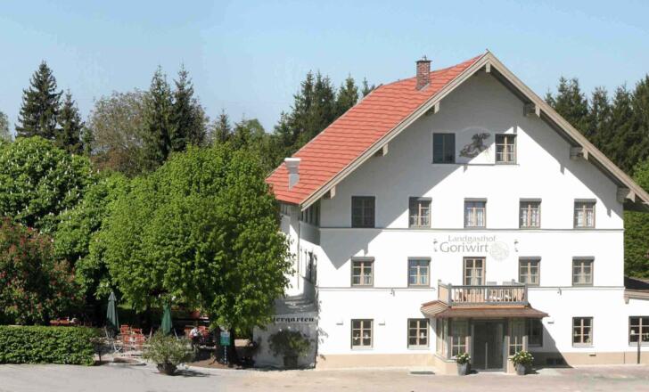 Außenansicht mit Biergarten