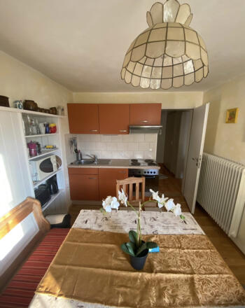 Die Küche hat eine gemütliche Eckbank.