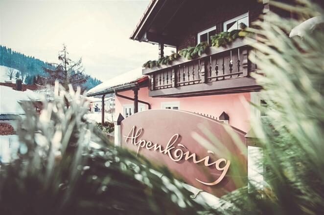 Gebäudeansicht_Logo_ohne_Sterne