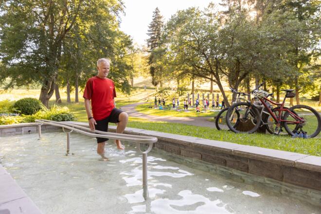 Kneipptretanlage: Wassertretbecken im Kurpark