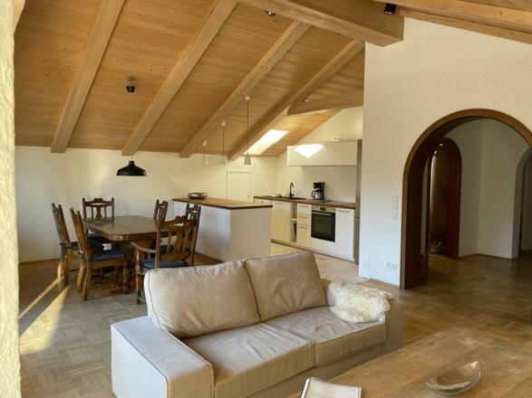 Küchenzeile und Essplatz im Wohnraum