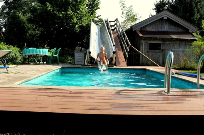 Schwimmbecken mit Rutsche