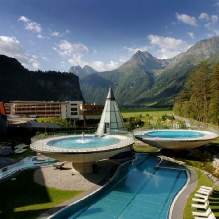 13_640x480 Therme mit unseren Hausberg Halkogel