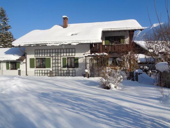 Winteransicht Haus seitlich