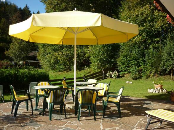 Hotelterrasse mit Bergblick