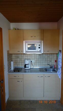 separate Küche mit Mikrowelle