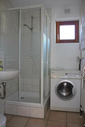 Bad mit Waschgelegenheit