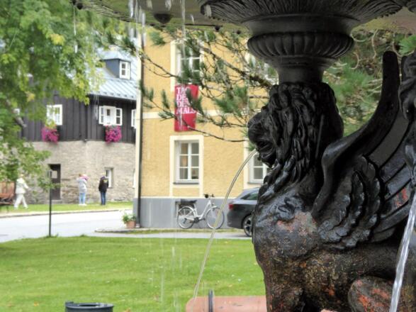 Der Blick vom ersten Gußeisenbrunnen Europas (1878) zum Montanmuseum in Böckstein.