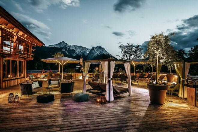 Poolterrasse bei Nacht