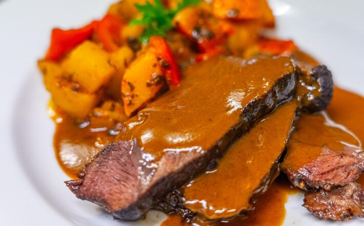 Geschmorrte Ochsenbackerl mit Kürbis-Kartoffel Gulasch