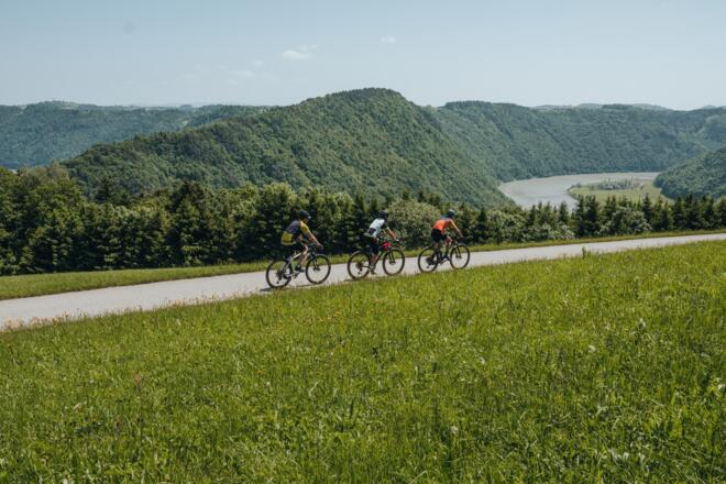 Mountainbiker beim Panoramablick Kerschbaum