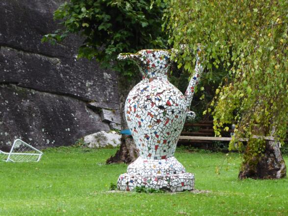 Das Wappensymbol von Bad Gastein, der berühmte Silberkrug, einmal ganz anders. Gesehen an der Elisabethpromenade.