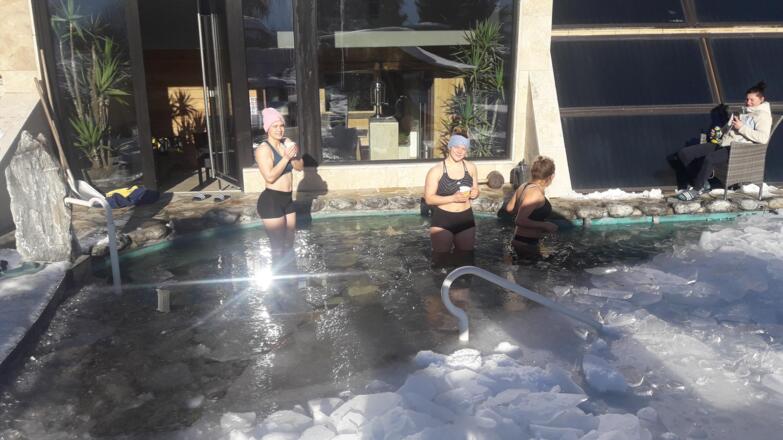 Eisbaden im Schwimmteich