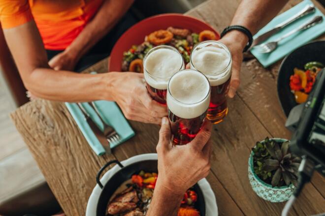 Mountainbiker mit Bier beim Gasthof Süss