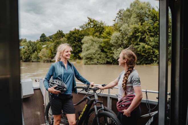 Radfahrer auf dem Donaubus