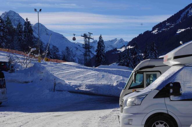 Ansicht Platz Winter mit Kanzelwandbahn