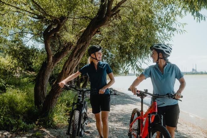 Radfahrerin an der Donau Linzer Riviera