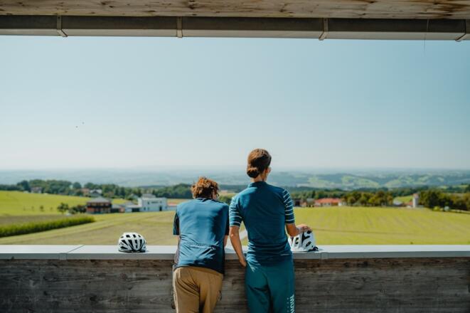 Radfahrer an der Pyramide Etzinger Hügel
