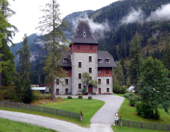 Das Jagdschloss Czernin in Böckstein wurde zwischen 1902 und 1903 nach den Plänen von Josef Wessicken erbaut.