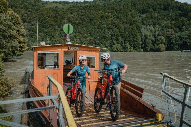 Radfahrer auf der Fähre Donau Haibach
