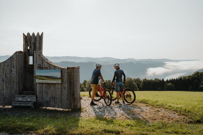 Radfahrer am Panoramablick Donautal Gemeinde St. Aegidi am Donauradweg Thron Flenkental