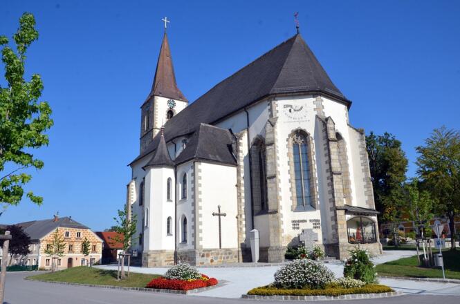 Kirche im Ortszentrum Natternbach