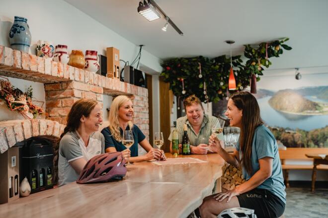 Radfahrer in der Donautaler Mostkellerei Obermühl an der Donau