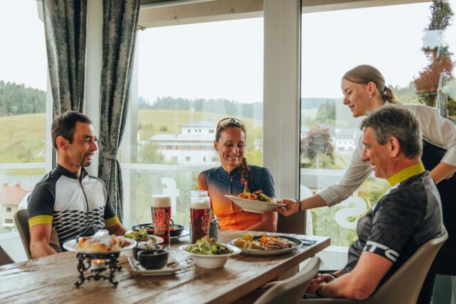 Mountainbiker beim Gasthof Süss
