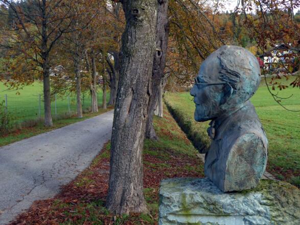 Die Büste vor der Kastanienallee in Thalgau erinnert an den Fabrikanten Nicolaus Gärtner, der hier eine Villa besaß.