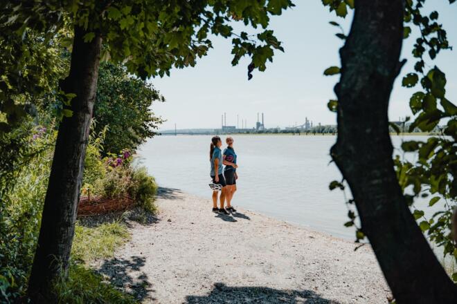 Radfahrerin an der Donau Linzer Riviera